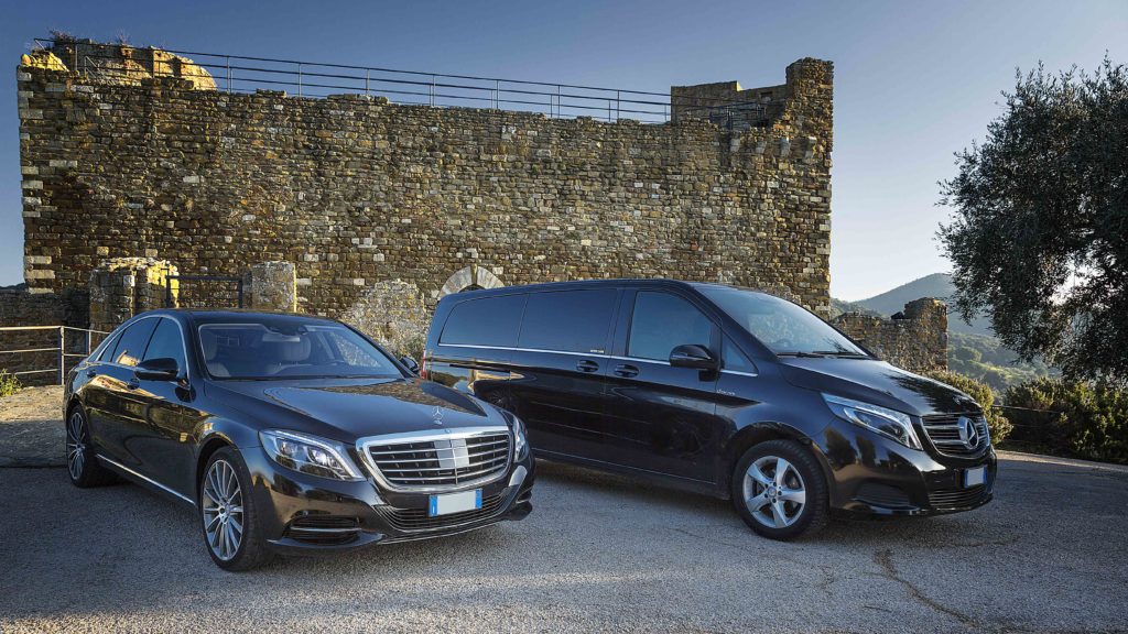 Le nostre auto parcheggiate davanti al castello di Scarlino