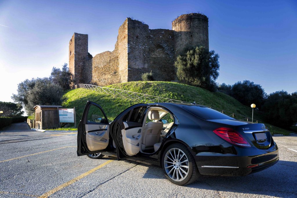 auto LS Car Rent parcheggiata di fronte al castello