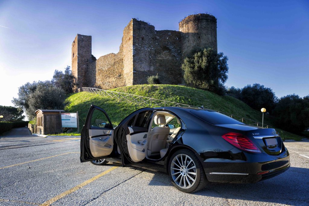 Auto mercedes di LS Car Rent a noleggio parcheggiata con sportelli aperti di fronte al castello di Scarlino