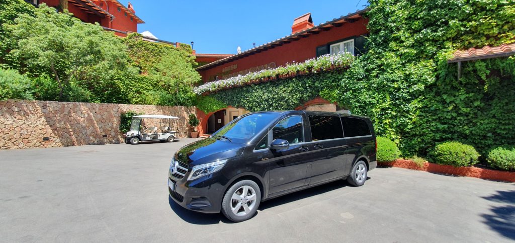 Ls Car Rent van parcheggiato fronte hotel