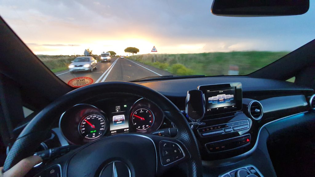 Posto guida auto di Ls Car Rent sulla strada statale vicino a Follonica, nella campagna della Maremma Toscana