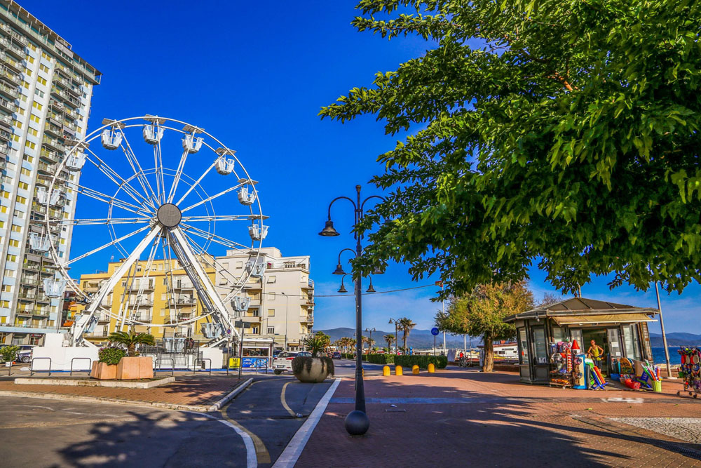 Follonica vista piazza a mare con ruota panoramica e torre azzurra sulla sinistra