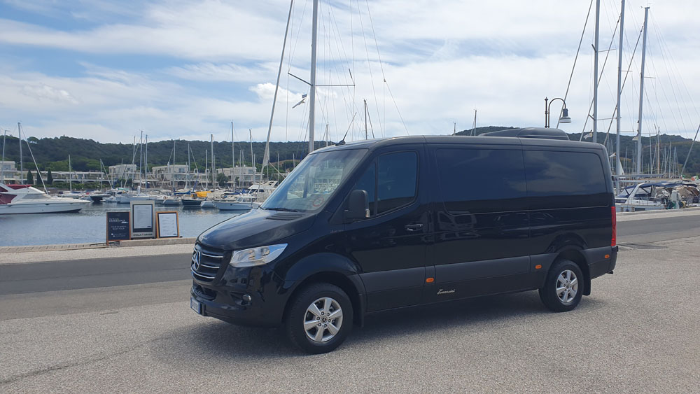 Mercedes Benz Sprinter Tourer Tomassini di Ls Car Rent parcheggiato di fronte a Marina di Scarlino Follonica